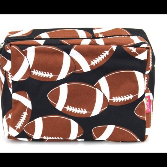 Lot of Football bag, blanket, bucket bag, crossbody, and cosmetic bag - Picture 4 of 7
